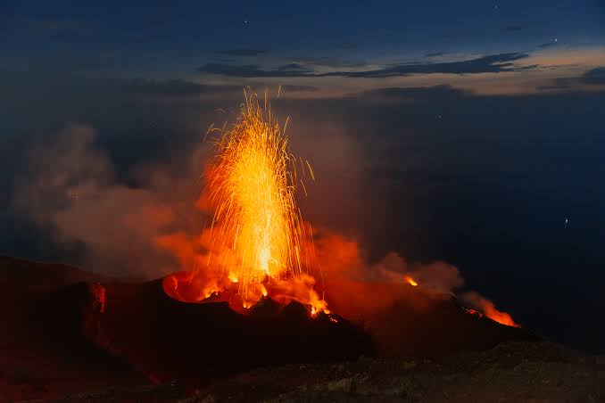 Erupção do Etna prolonga fechamento de aeroporto na Sicília