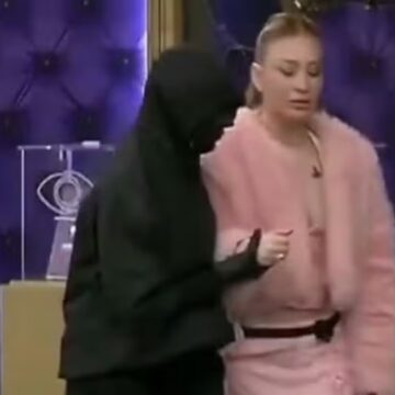 Brasileira é expulsa do ‘Big Brother’ da Argentina, se recusa a sair e é retirada por segurança