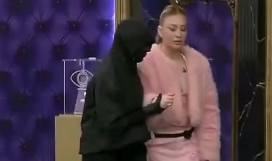 Brasileira é expulsa do ‘Big Brother’ da Argentina, se recusa a sair e é retirada por segurança
