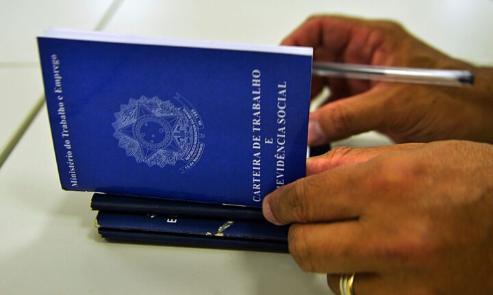 IBGE registra recorde de emprego formal e alta na informalidade; veja números