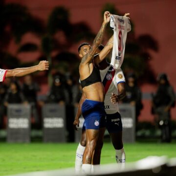 Ba-Vi: Cacá tenta rasgar camisa de Jean Lucas após gol do Bahia; veja vídeo