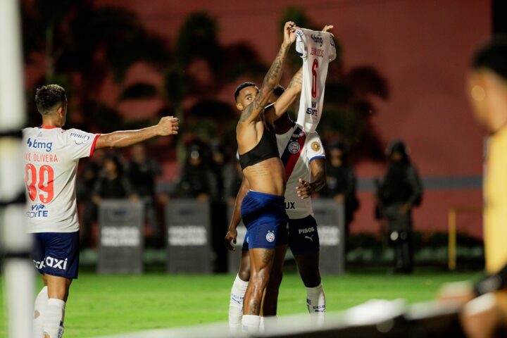 Ba-Vi: Cacá tenta rasgar camisa de Jean Lucas após gol do Bahia; veja vídeo