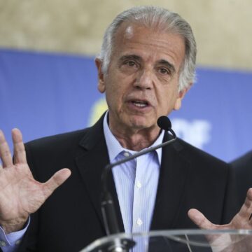 Ministro da Defesa afirma que Brasil teria que “abrir o portão” em caso de invasão dos EUA