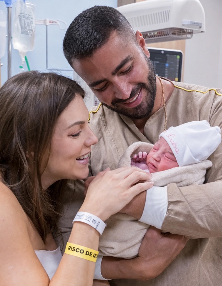 Rafa Marques e Pati Guerra compartilham novos registros da filha recém-nascida; veja fotos