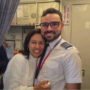 Mãe surpreende filho piloto em primeiro voo com pouso em Salvador e emociona passageiros; veja vídeo