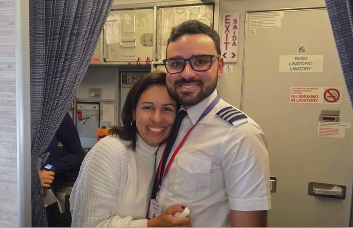 Mãe surpreende filho piloto em primeiro voo com pouso em Salvador e emociona passageiros; veja vídeo