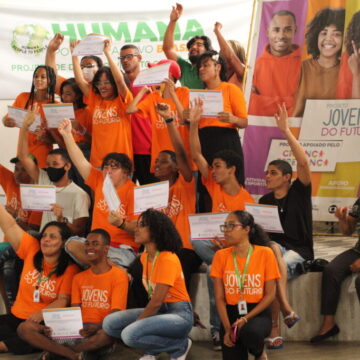 Doação de roupas ajuda a financiar projetos sociais em Salvador; entenda a iniciativa
