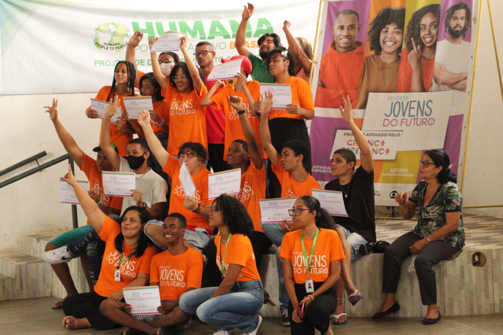 Doação de roupas ajuda a financiar projetos sociais em Salvador; entenda a iniciativa