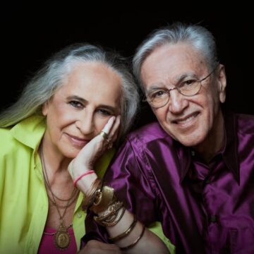 Caetano Veloso completa 84 anos e recebe homenagem emocionante de Maria Bethânia
