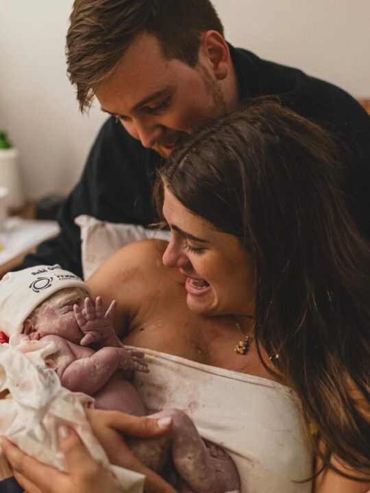 Filha de Elaine Mickely e César Filho recebe mensagens de carinho após nascimento do filho Arthur