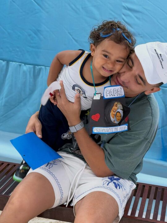 João Gomes se emociona ao ganhar homenagem especial do filho: “Coisa boa”