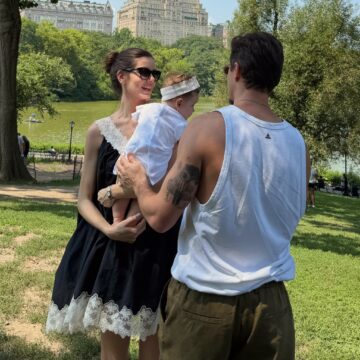 Camila Queiroz encanta ao mostrar registros com Klebber Toledo e a filha Clara em Nova York