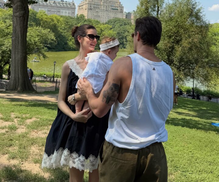Camila Queiroz encanta ao mostrar registros com Klebber Toledo e a filha Clara em Nova York