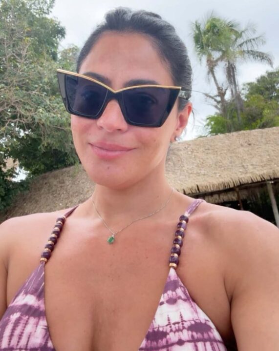 Carol Castro curte momento de descanso em praia na Bahia; veja