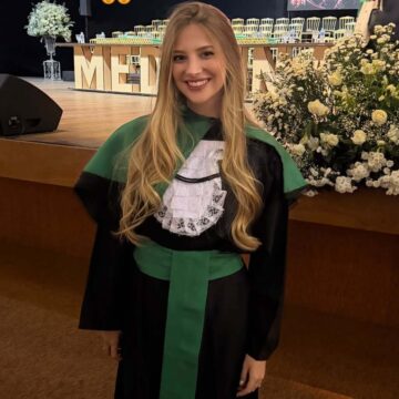 Aos 24 anos, esposa do jogador Gabriel Martinelli se forma em medicina e exibe anel de formatura