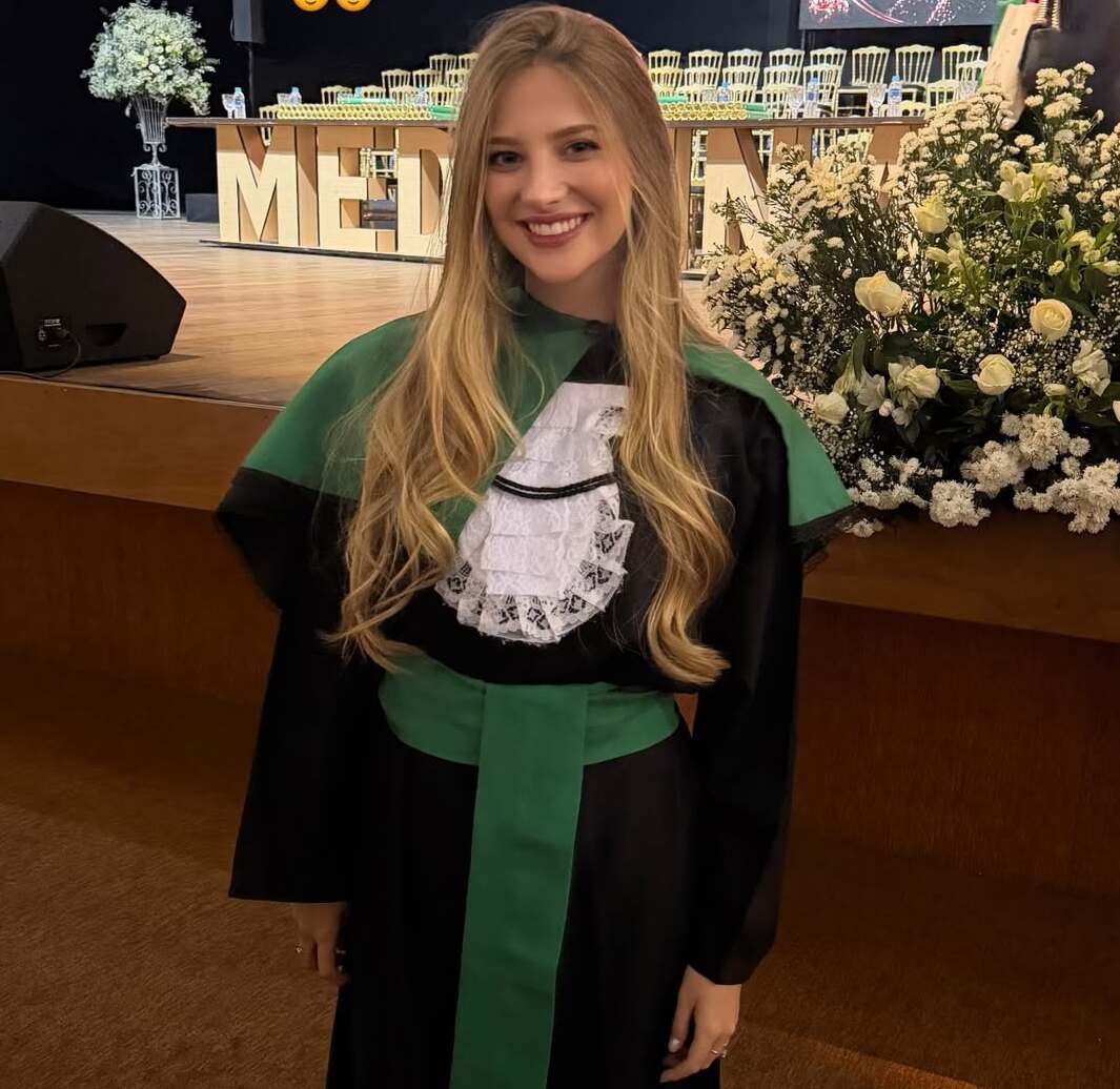 Aos 24 anos, esposa do jogador Gabriel Martinelli se forma em medicina e exibe anel de formatura