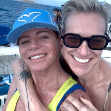 Leilane Neubarth se emociona ao ver baleias-jubarte de perto em viagem pela Bahia
