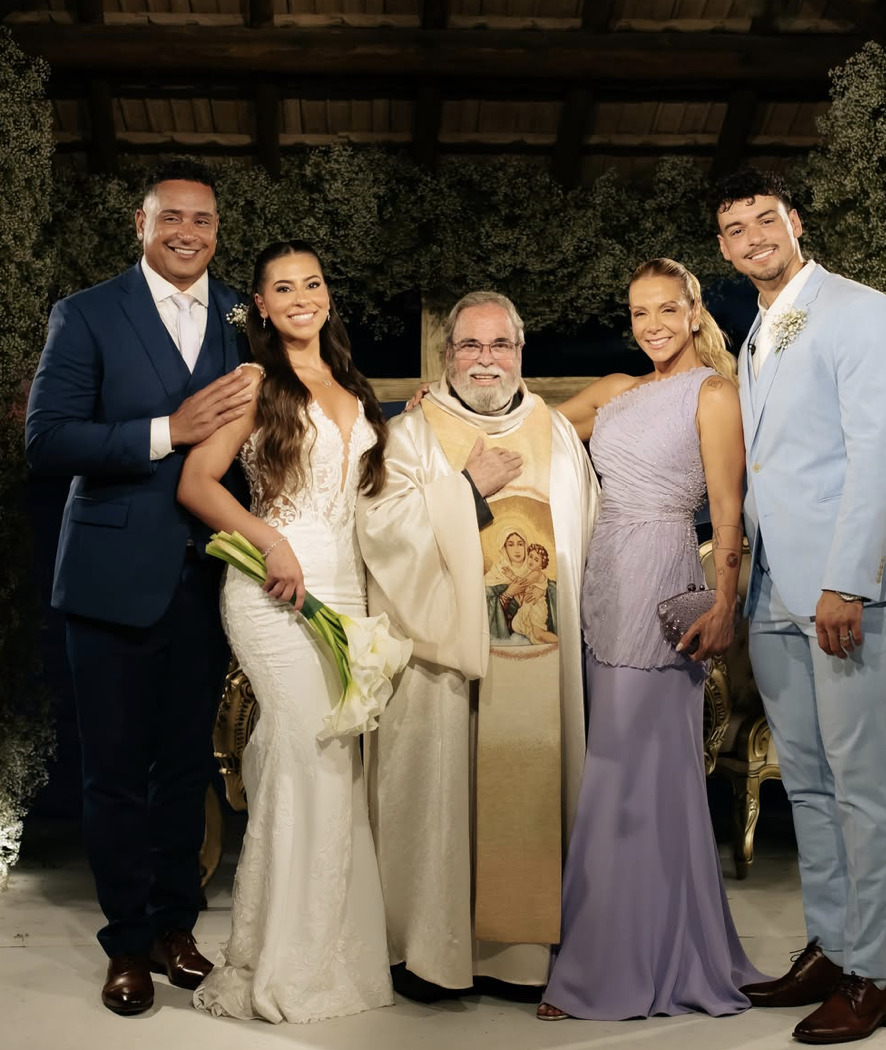 Carla Perez abre álbum de casamento do filho Victor Alexandre em ilha na Bahia