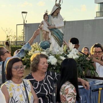 Procissão em homenagem a Nossa Senhora da Vitória reúne fiéis em Salvador