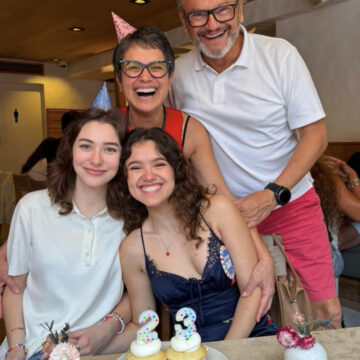 Sandra Annenberg posa com filha e nora em celebração especial nos EUA