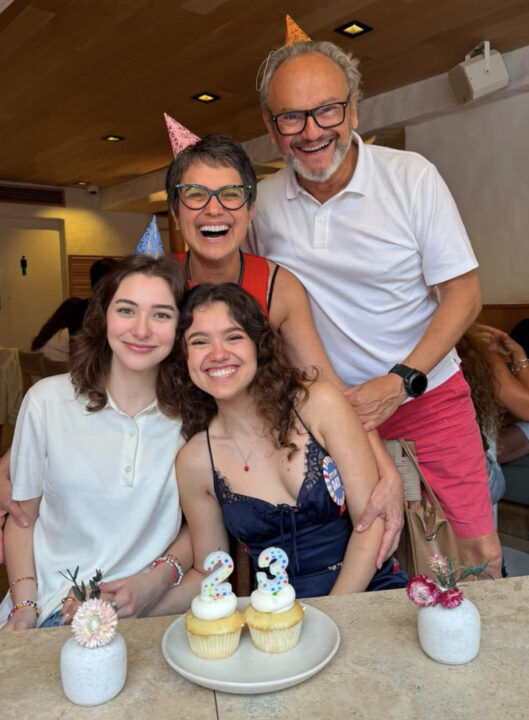 Sandra Annenberg posa com filha e nora em celebração especial nos EUA
