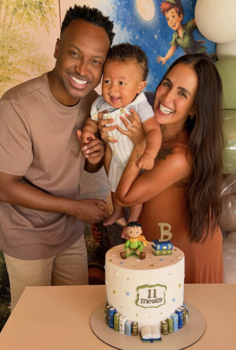 Filho de Carol Peixinho e Thiaguinho completa 11 meses e ganha festa inspirada no universo dos livros