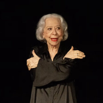 Aos 96 anos, Fernanda Montenegro é ovacionada e se emociona durante apresentação no Rio de Janeiro