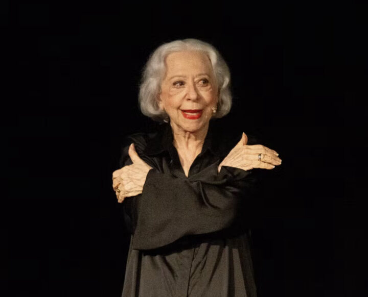 Aos 96 anos, Fernanda Montenegro chora após ser ovacionada em apresentação no Rio