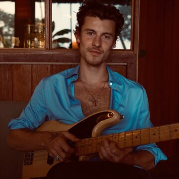 Shawn Mendes posta música dos Novos Baianos após iniciar novo álbum no Brasil