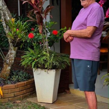 Aos 93 anos, famoso ator da Globo mostra casarão no Rio com biblioteca, piscina coberta e coleção de 7 mil filmes