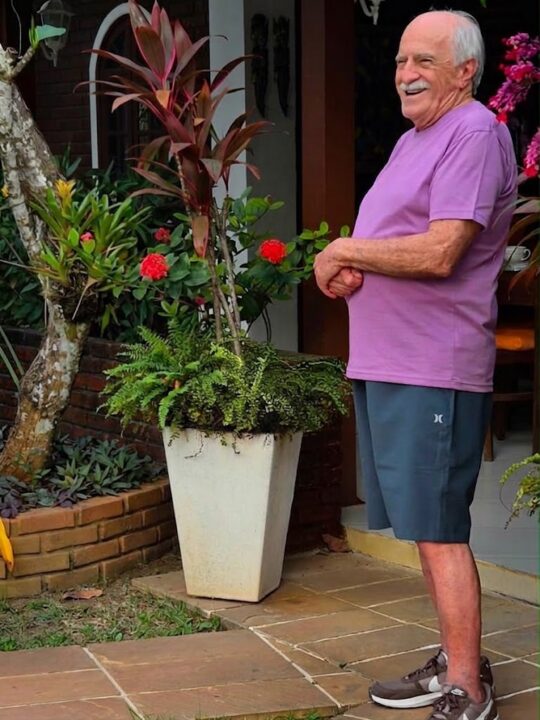 Aos 93 anos, famoso ator da Globo mostra casarão no Rio com biblioteca, piscina coberta e coleção de 7 mil filmes