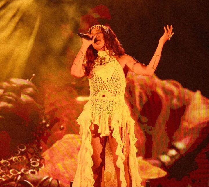 Anitta canta clássico de Gerônimo na estreia da turnê ‘Equilibrivm’; veja vídeo