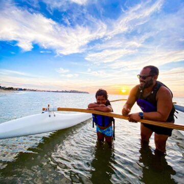 Dia dos Pais em Salvador: canoa havaiana reúne pais e filhos em experiência ao ar livre