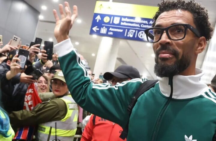 Goleiro sensação da Copa é recebido por multidão em chegada ao Chile; veja vídeo