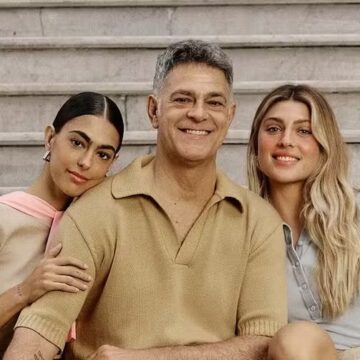 Edu Moscovis posa ao lado das filhas modelos: ‘O que não falta é amor’