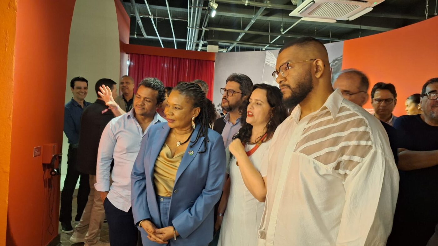 Margareth Menezes visita exposição “3 Obás de Xangô” na CAIXA Cultural no Pelourinho