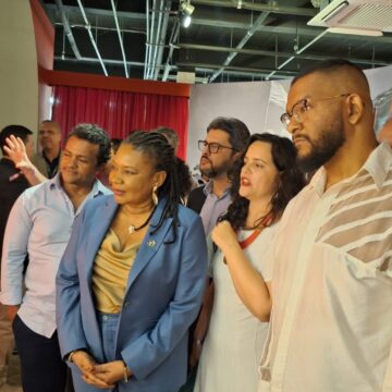 Margareth Menezes visita exposição “3 Obás de Xangô” na CAIXA Cultural no Pelourinho