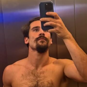 Nicolas Prattes posa sem camisa, mostra corpo definido e brinca: ‘Papai tá on’