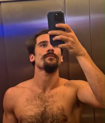 Nicolas Prattes posa sem camisa, mostra corpo definido e brinca: ‘Papai tá on’