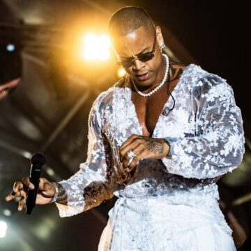 Léo Santana reúne multidão em show inédito em Cabo Verde e comemora: “Realizando um sonho”