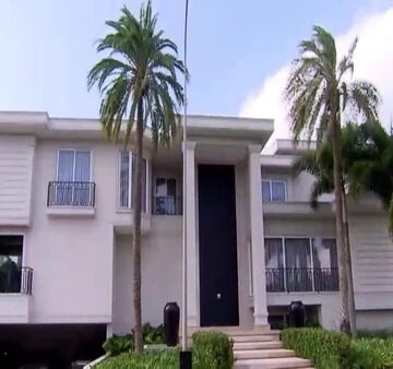 Aos 52 anos, apresentador na mira da Globo mora em mansão de R$ 15 milhões com porta gigante e lago artificial