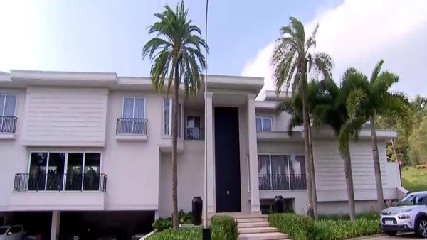 Aos 52 anos, apresentador na mira da Globo mora em mansão de R$ 15 milhões com porta gigante e lago artificial