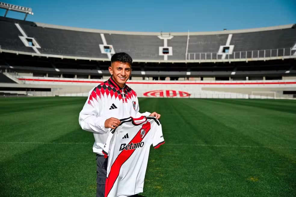 Após rejeitar o Flamengo, craque argentino explica motivos da decisão: ‘Não hesitei’