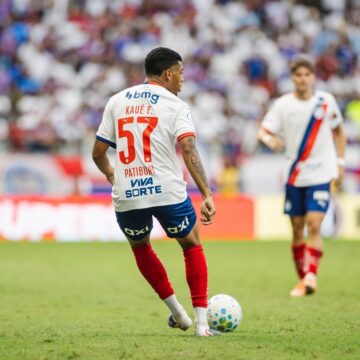 Promessa de 17 anos ganha força e pode ter 1ª chance como titular do Bahia no Brasileirão