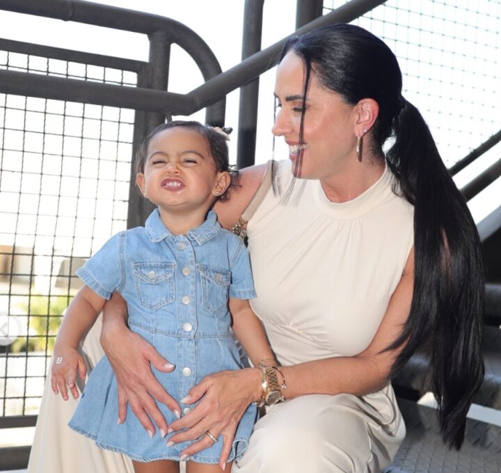 Semelhança de Clara, filha de Graciele Larcerda, com pai de Zezé di Camargo surpreende fãs