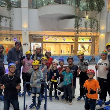 Shopping em Salvador promove patinação no gelo para crianças com deficiência visual
