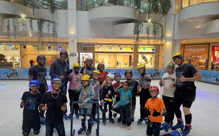 Shopping em Salvador promove patinação no gelo para crianças com deficiência visual