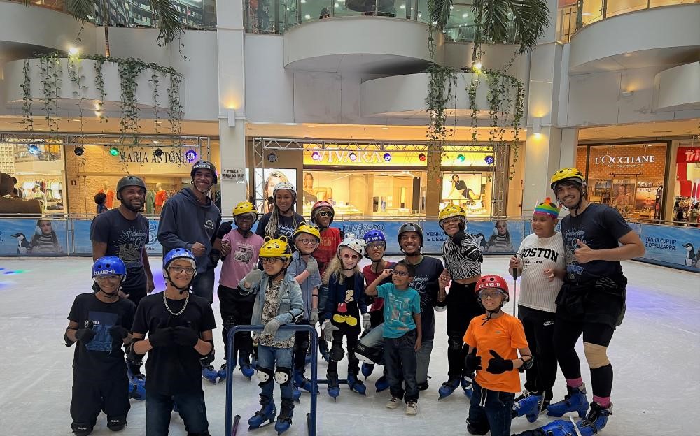 Shopping em Salvador promove patinação no gelo para crianças com deficiência visual