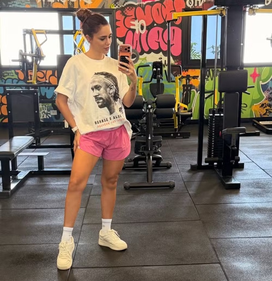 Muito amor: Bruna Biancardi usa camisa com o rosto de Neymar para treinar