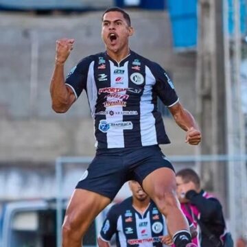 Vitória dá chapéu em rival e contrata artilheiro do futebol brasileiro